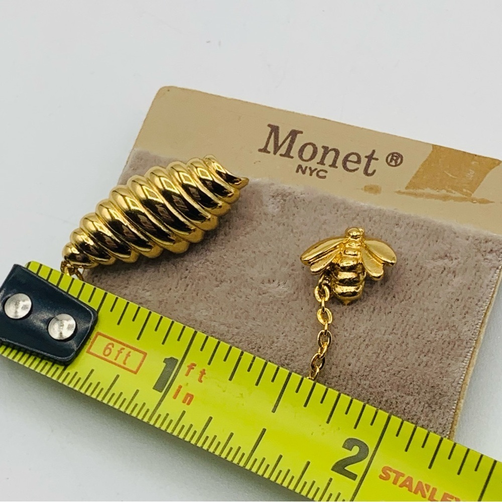 Vintage Signed Monet Gold Tone Bee with Hive Double Brooch Sweater Guard - Picture 9 of 9